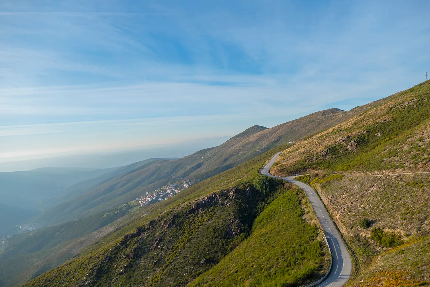 Roteiro de Verão: As Melhores Estradas de Portugal para Descobrir ao Volante Roteiro de Verão: As Melhores Estradas de Portugal para Descobrir ao Volante